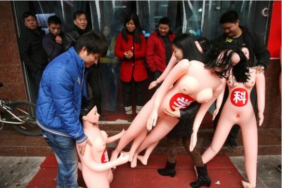 罕见！长沙315宣传竟用充气娃娃打头阵（图）