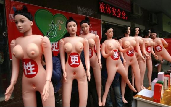 罕见！长沙315宣传竟用充气娃娃打头阵（图）