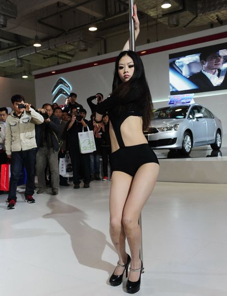车展上惊现辣妹钢管舞 惊艳表演（图）
