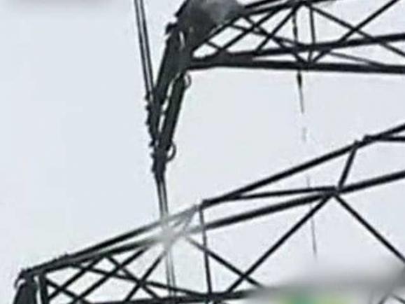 惨！男孩与父母吵架爬上高压电塔 触电身亡_易看