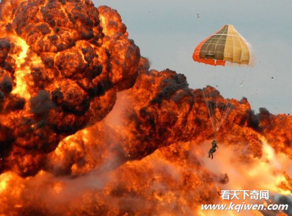 抓拍加拿大F-18战机坠毁大爆炸 飞行员弹射逃生瞬间(组图)