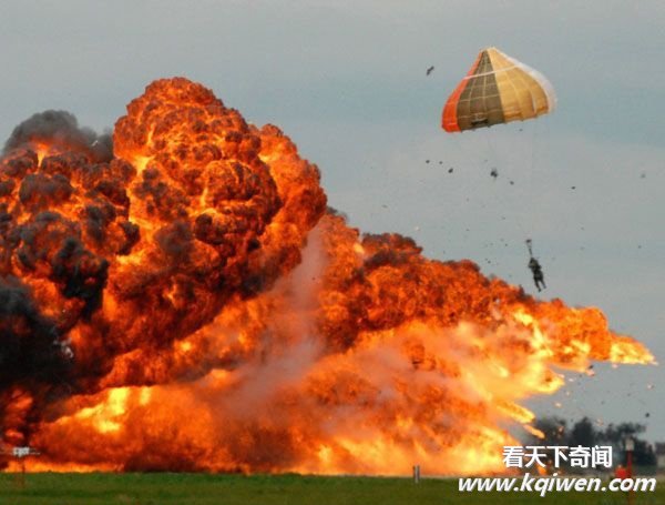抓拍加拿大F-18战机坠毁大爆炸 飞行员弹射逃生瞬间(组图)