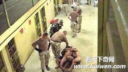 几十张美军虐囚照片大曝光 裸体虐俘触目惊心(组图)