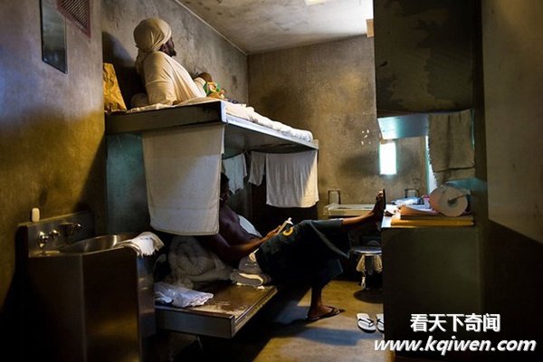 探秘不堪重负的美国加州监狱